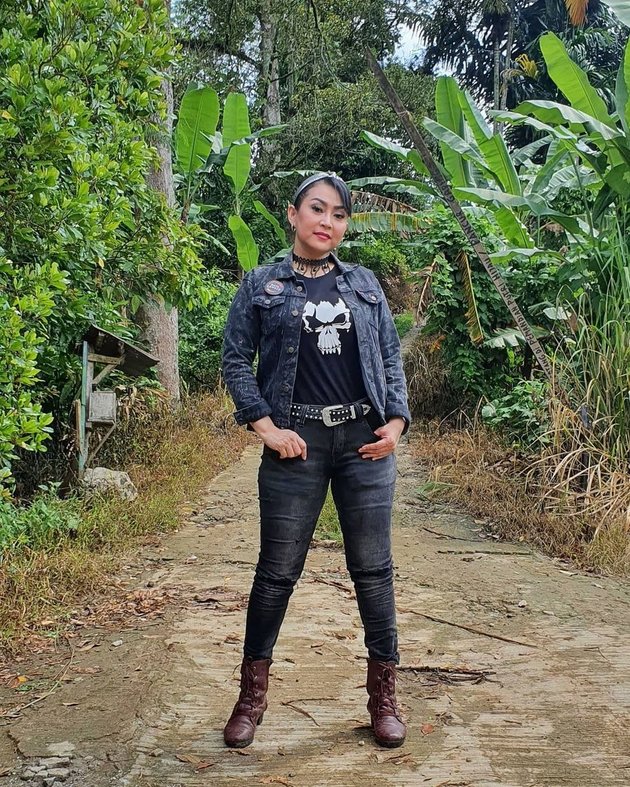 8 Latest Photos of Ratna Listy who is Now Busy Being an Entrepreneur and Mystical Youtuber, Now Very Chubby