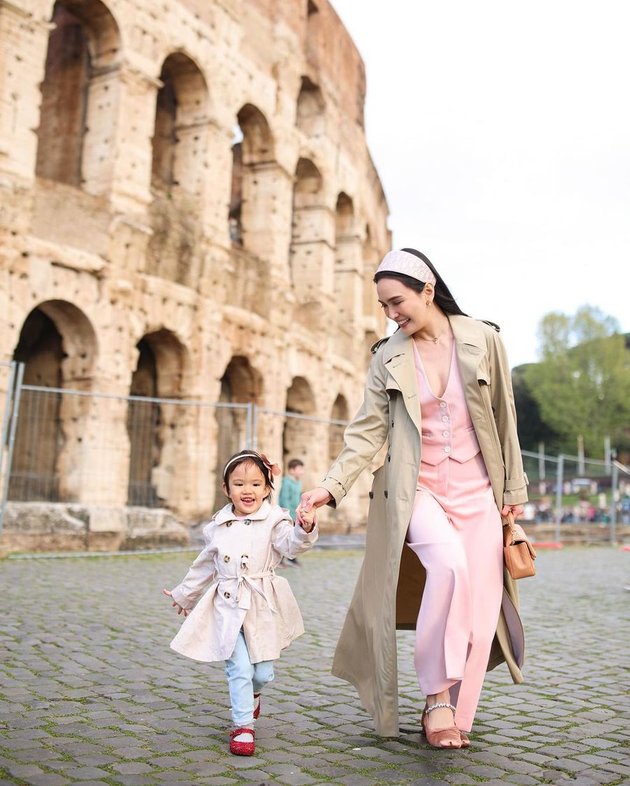 8 Latest Photos of Shandy Aulia on Vacation with Her Child in Italy, Will Not Attend Her First Divorce Hearing - Make Herself Happy with Baby Claire