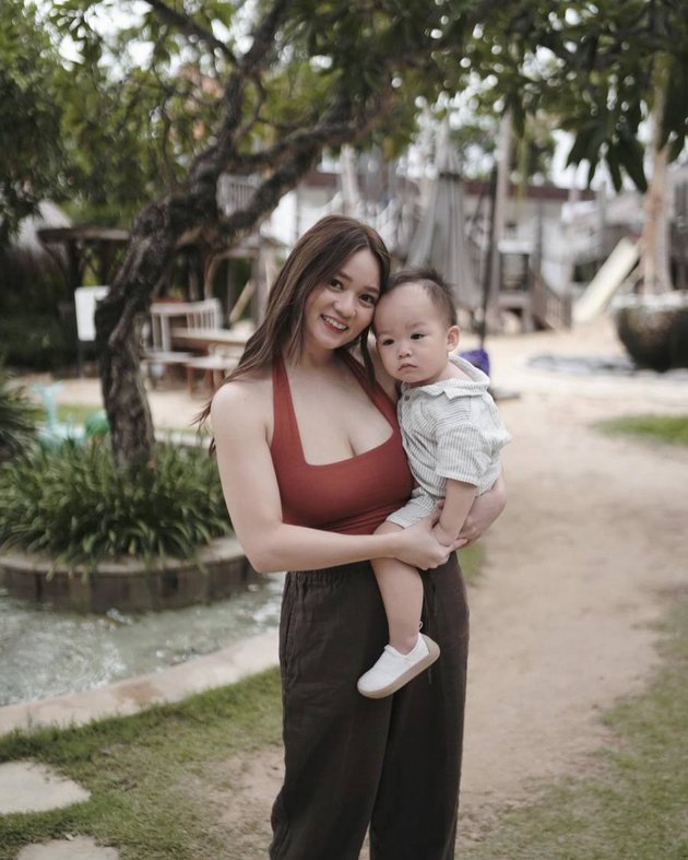 8 Latest Portraits of Stella Cornelia, Fendy Chow's Wife After Becoming a Mother, Hot Mom Showing Body Goals