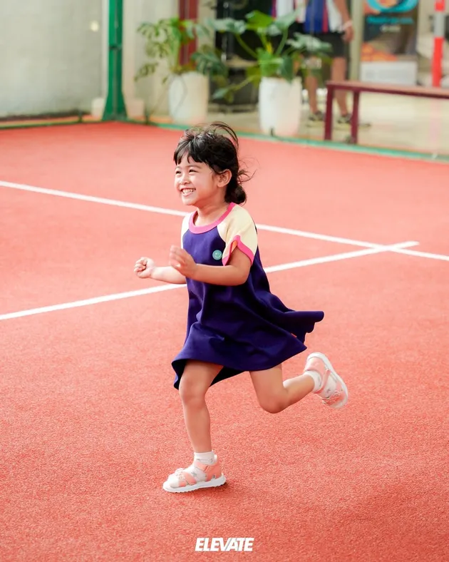 Moana berlarian di lapangan padel