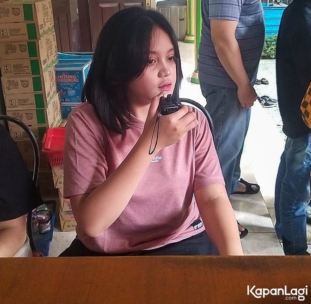 8 Viral Photos of Tia Putri Mandra Busy Serving Customers at a Food Stall, Remains Focused on Studying and Wants to Become a Journalist - Now in Final Semester