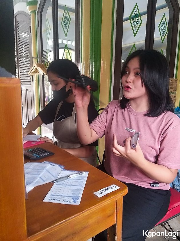 8 Viral Photos of Tia Putri Mandra Busy Serving Customers at a Food Stall, Remains Focused on Studying and Wants to Become a Journalist - Now in Final Semester