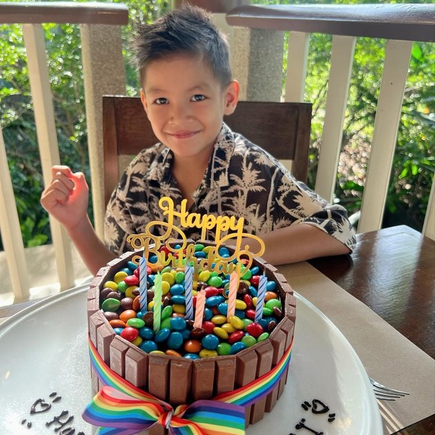 8 Portraits of Titi Kamal and Christian Sugiono Celebrating Their 2nd Child's Birthday in Thailand, Praised for Wearing Modest Clothes on the Beach