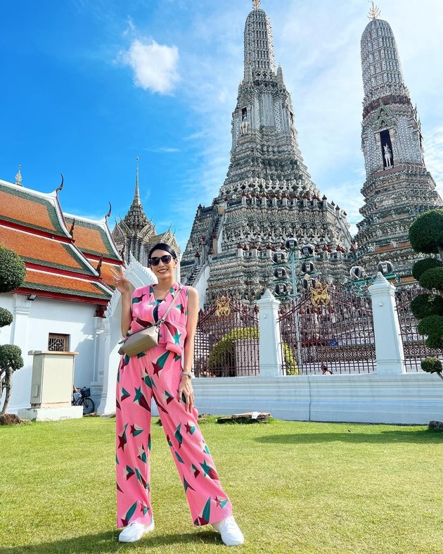 8 Pictures of Tyas Mirasih and Tengku Tezi on Vacation in Bangkok, Super Romantic - Sticking Together Like Stamps