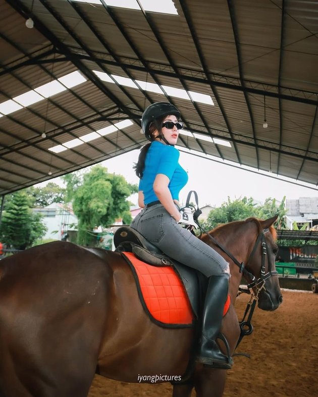 8 Portraits of Ucie Sucita Showing Her Horse Riding and Shooting Skills, Her Style is Very Hot!