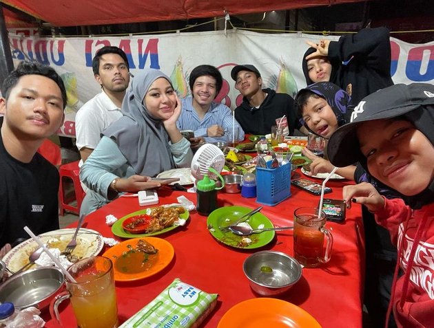8 Portraits of Aurel Hermansyah's Birthday Celebrated at Warung Pecel Lele, Highlighting the Flower Bucket - Can Be Used for 'Nyambel'