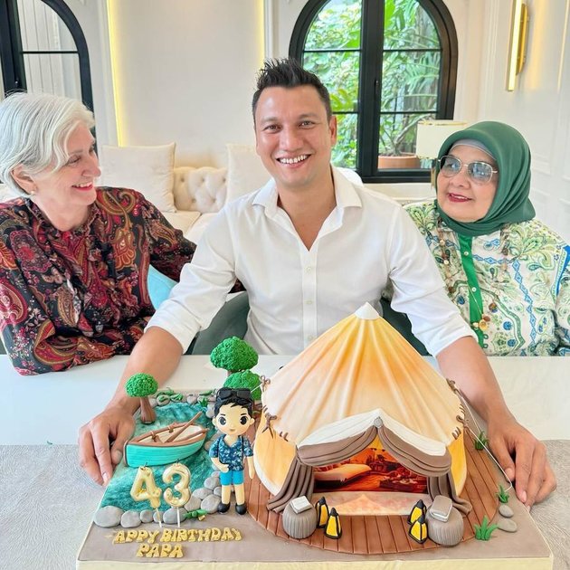 8 Portraits of Christian Sugiono's 43rd Birthday, Unique Birthday Cake Becomes the Highlight