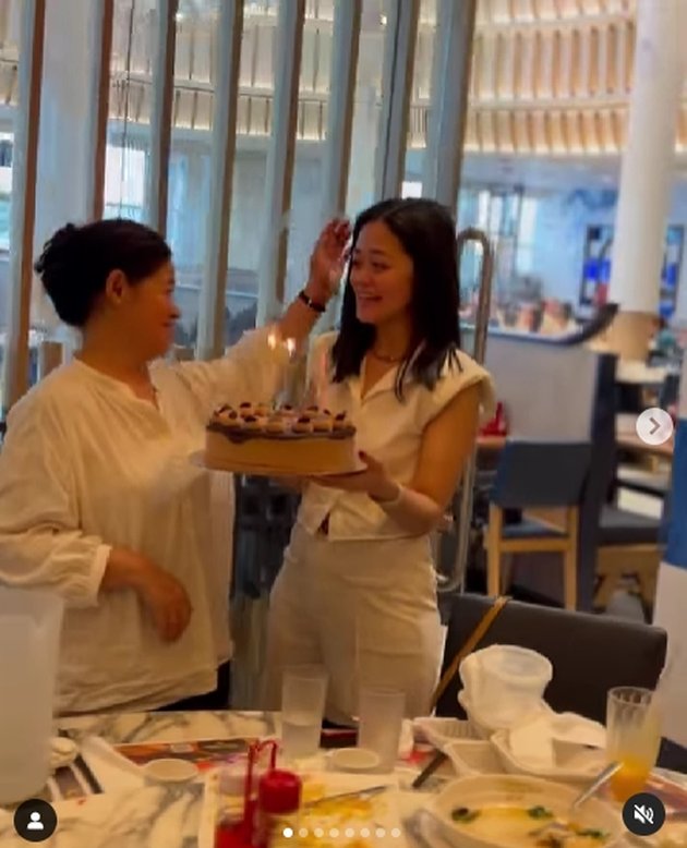 8 Photos of Gracia Indri's Mother's Birthday Celebrated in Toronto with Gisela Cindy, Future Daughter-in-Law Also Present and Give Special Gifts