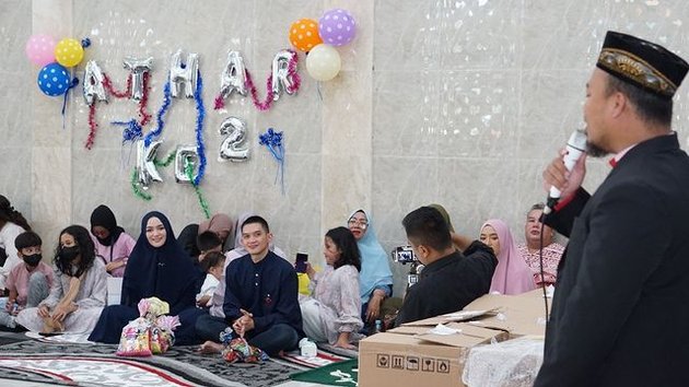 8 Portraits of Athar's 2nd Birthday, Citra Kirana and Rezky Aditya's Son, Celebrated Simply with Orphans Who Memorize the Quran