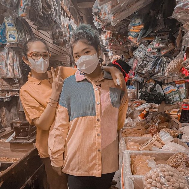 8 Portraits of Ussy Sulistiawaty Shopping at Traditional Market Accompanied by Her Daughter, Receives Praise from Netizens