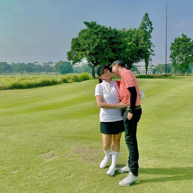 8 Portraits of Ussy Sulistiawaty Having Fun While Playing Golf, Always Together with Beloved Husband Andhika Pratama
