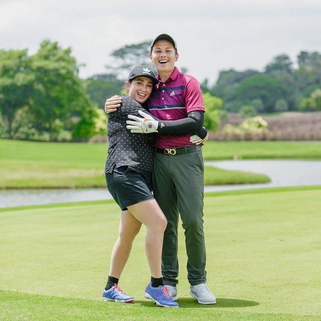 8 Portraits of Ussy Sulistiawaty Having Fun While Playing Golf, Always Together with Beloved Husband Andhika Pratama
