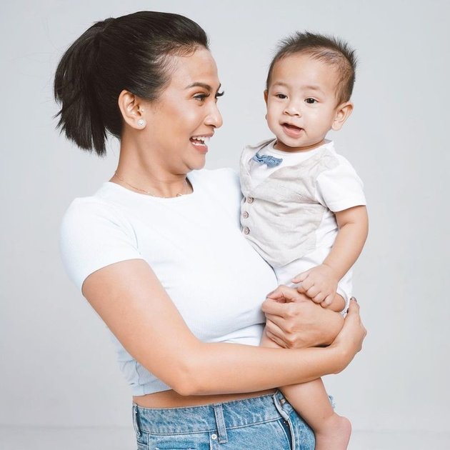8 Portraits of Vanessa Angel Postpartum, Hot Mom of One Child Who Returns Slim