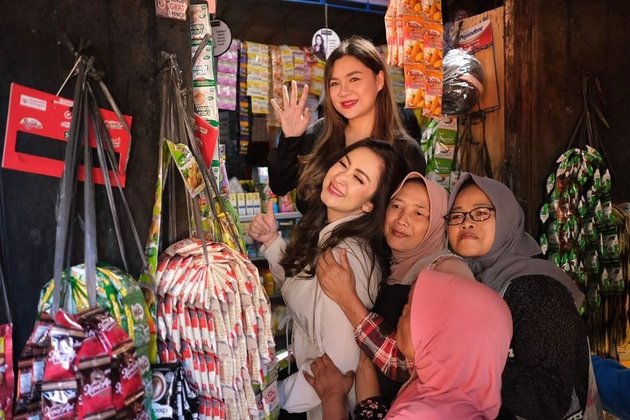 8 Photos of Vicky Shu and Nafa Urbach Visiting the Market, Both of Their Beautiful Faces Flooded with Praise