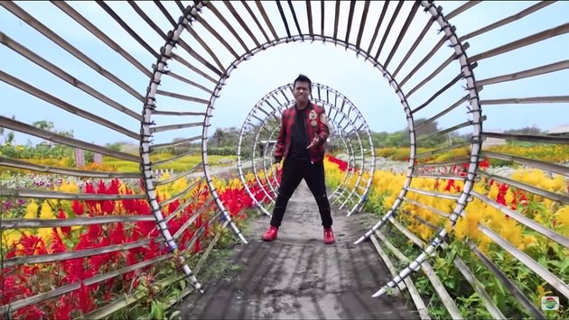 8 Potret Video Clip Latest Fildan 'Demi Cinta Suci', Super Cool