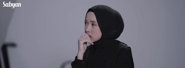 Setelah ramai dengan berita yang tak mengenakkan, untuk pertama kali Nissa Sabyan tampil di depan publik melalui video klip lagu terbaru Sabyan.