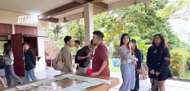 Potret Betrand Peto ajak teman ngumpul di vila Ruben Onsu