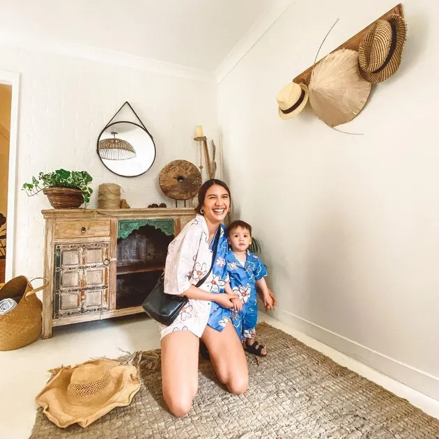 Acha Sinaga liburan ke villa mewah