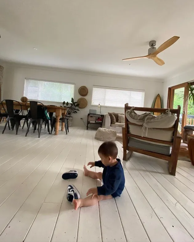 Acha Sinaga liburan ke villa mewah