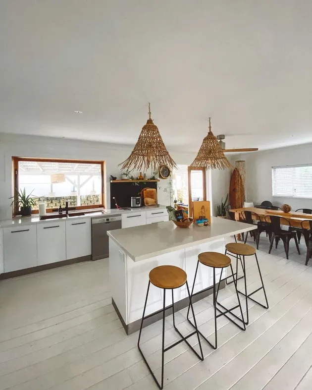 Acha Sinaga liburan ke villa mewah