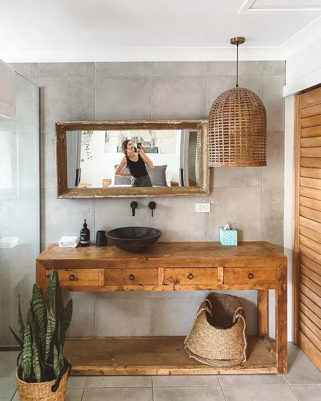 Acha Sinaga liburan ke villa mewah