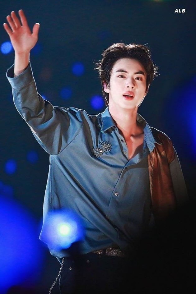 8 Visual Portraits of Jin BTS with Forehead-Exposing Hairstyles, Handsome and Viral!