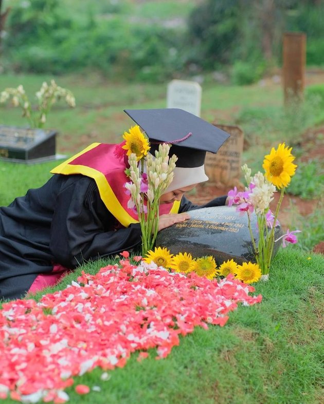 8 Portraits of Naza Putri's Graduation, Visiting Her Father's Grave Wearing a Toga