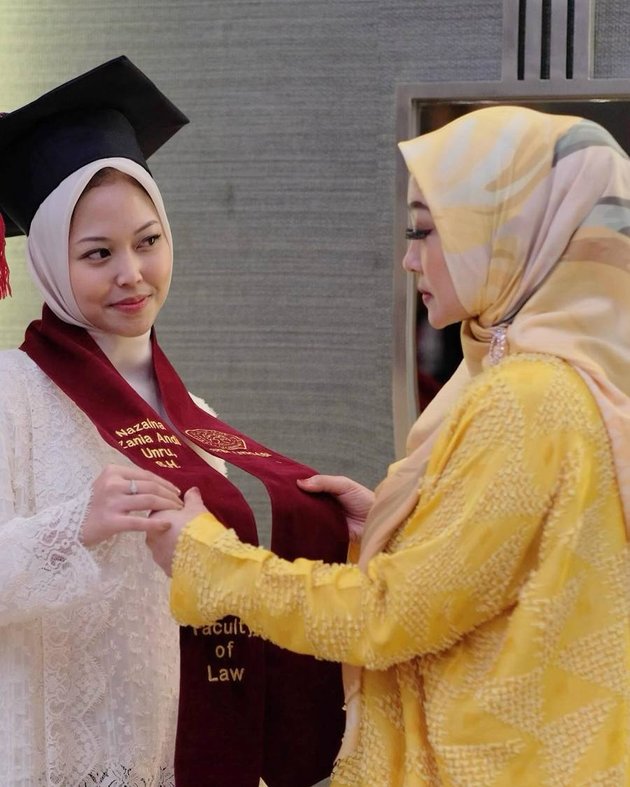 8 Portraits of Naza Putri's Graduation, Visiting Her Father's Grave Wearing a Toga