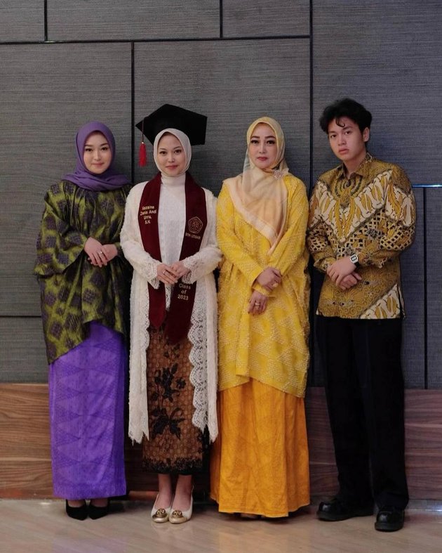 8 Portraits of Naza Putri's Graduation, Visiting Her Father's Grave Wearing a Toga