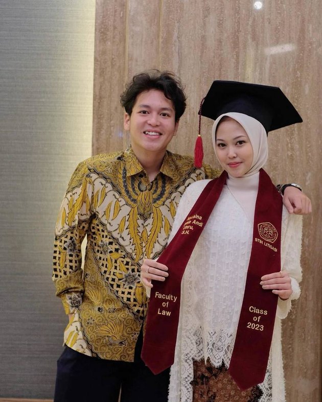 8 Portraits of Naza Putri's Graduation, Visiting Her Father's Grave Wearing a Toga
