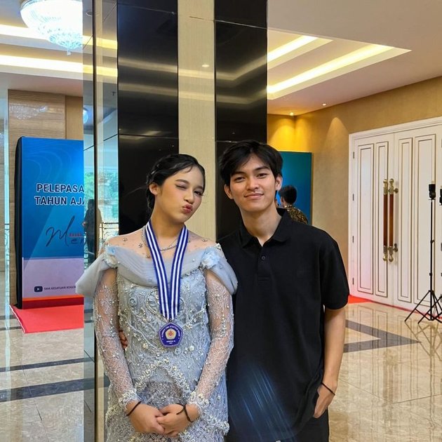 8 Portraits of Shakiena Azalea Putri Pasha Ungu's Graduation Attended by Okie Agustina and Adelia, Singing Together on Stage - Intimate with Her Lover