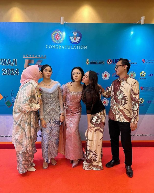 8 Portraits of Shakiena Azalea Putri Pasha Ungu's Graduation Attended by Okie Agustina and Adelia, Singing Together on Stage - Intimate with Her Lover