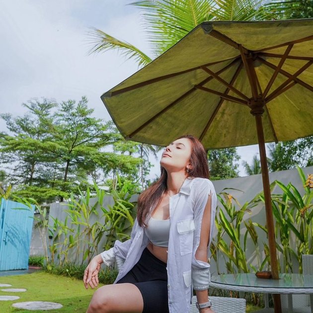 8 Portraits of Wulan Guritno Not Hesitant to Sell Ice Cream Around Even Though She's Already Become the Boss of a Nightclub, Her Appearance is Polite but Still Shows off Her Body Goals