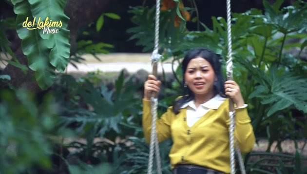 8 Portraits of Wulan LIDA Performing the Sundanese Song 'Dasar Jodo' While Dancing Jaipong