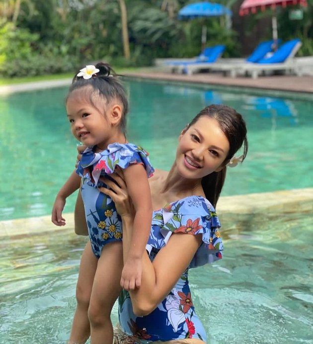 8 Pictures of Yaya Putri Farah Quinn, Cute and Beautiful Like Her Mama