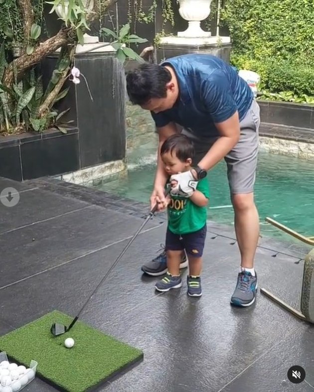 8 Portraits of Yosafat, the Handsome Son of Puput Nastiti Devi and Ahok, who is Getting More Handsome, Starting to Learn Golf and Piano from His Father