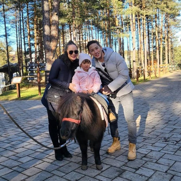 8 Photos of Yuanita Christiani's Vacation to Serbia with Family, Enjoying Dino Park - Playing in the Snow