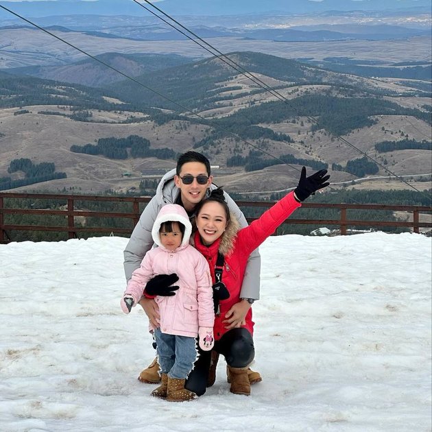 8 Photos of Yuanita Christiani's Vacation to Serbia with Family, Enjoying Dino Park - Playing in the Snow