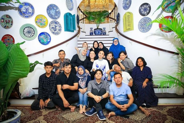 8 Photos of Yuni Shara Hosting Iftar at Home, Attended by Friends and Staff - Gives a Message Not to Stay on Vacation Too Long
