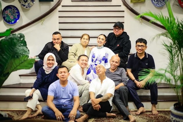 8 Photos of Yuni Shara Hosting Iftar at Home, Attended by Friends and Staff - Gives a Message Not to Stay on Vacation Too Long
