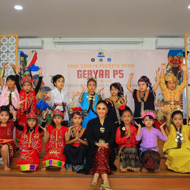 8 Portraits of Yuni Shara Celebrating Her Kindergarten's Birthday, Coordinately Dressed in Traditional Indonesian Attire with Children - Admits to Being Touched