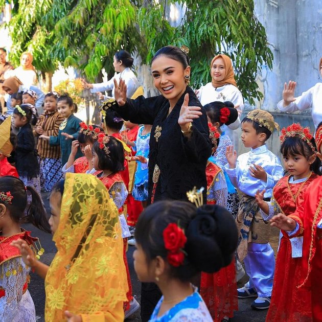 8 Portraits of Yuni Shara Celebrating Her Kindergarten's Birthday, Coordinately Dressed in Traditional Indonesian Attire with Children - Admits to Being Touched