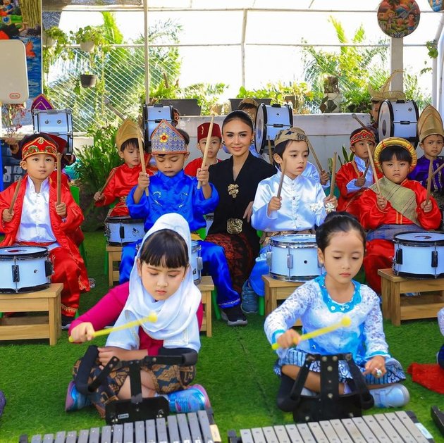 8 Portraits of Yuni Shara Celebrating Her Kindergarten's Birthday, Coordinately Dressed in Traditional Indonesian Attire with Children - Admits to Being Touched