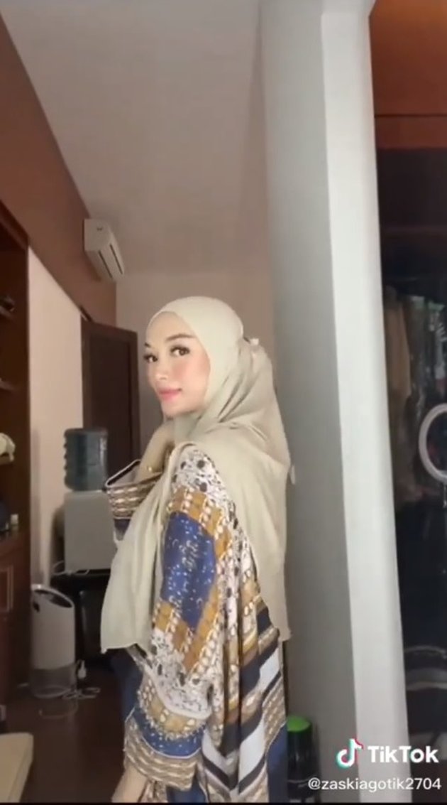 Memakai hijab panjang, Zaskia Gotik pun menuai banyak pujian dari netizen. 