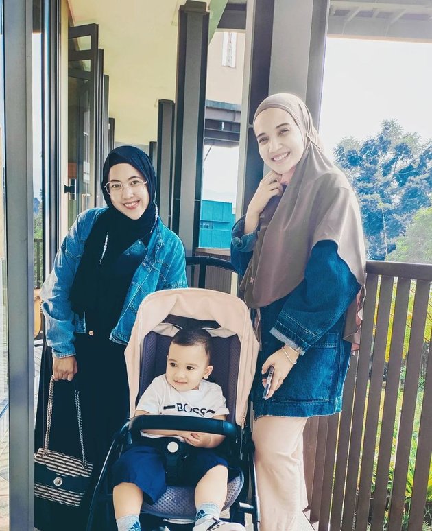 8 Photos of Zaskia Sungkar with her Step Mother who is Younger, Besties