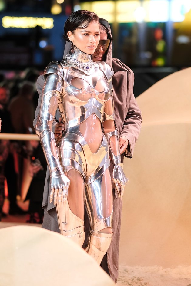 8 Photos of Zendaya Wearing Transparent Silver Costume at 'DUNE: PART TWO' Film Premiere