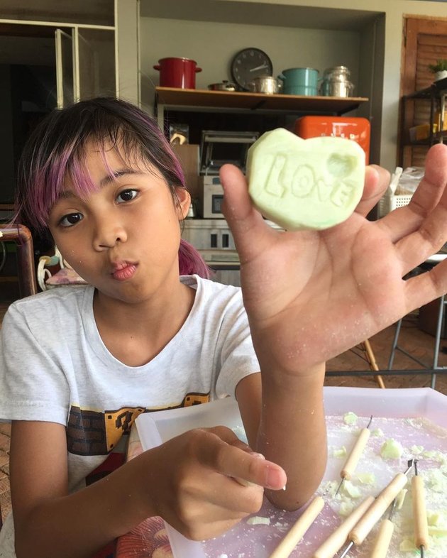 8 Pictures of Zivara, Nirina Zubir's Daughter who Turns Out to be a Big Fan of BTS, Loves Changing Hair Colors