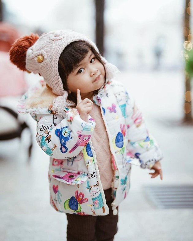 8 Pictures of Zunaira, Syahnaz Sadiqah's Daughter, whose Style is Getting Cuter during the Vacation, Her OOTD is as Cool as Her Mom's