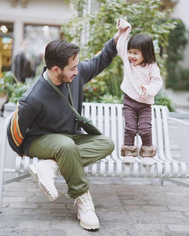 8 Pictures of Zunaira, Syahnaz Sadiqah's Daughter, whose Style is Getting Cuter during the Vacation, Her OOTD is as Cool as Her Mom's
