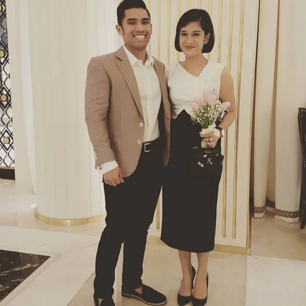 Dian Sastrowardoyo bilang suaminya, Indraguna Sutowo, tidak terlalu suka diekspose. Tapi di antara foto-foto yang diunggah Dian kadang berbagi kemesraan kalau mereka hadir di sebuah event.